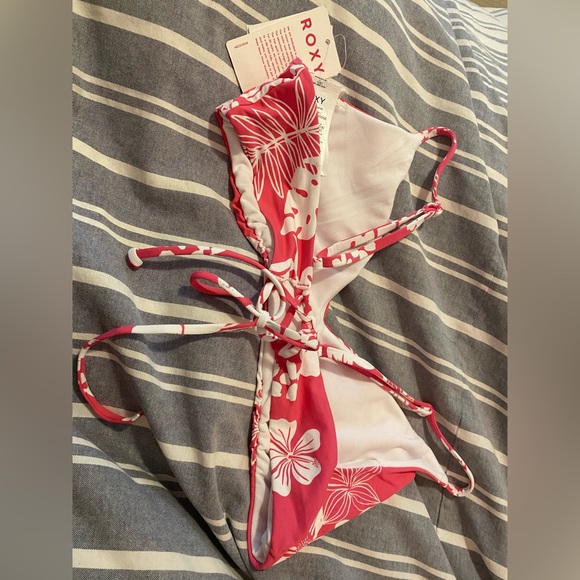 Roxy flower bikini top! New with tags - Picture 3 of 3
